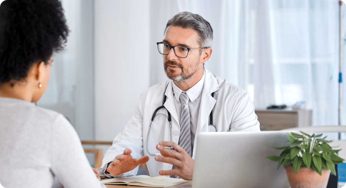 Arzt spricht mit Patientin | Frühjahrsallergien