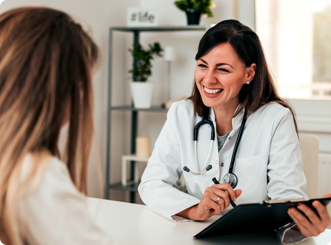 Doctor sonriendo con paciente | Alergias invernales