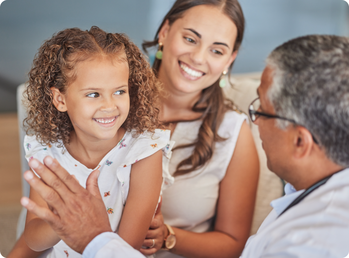 Girl with inhaler with father and hcp