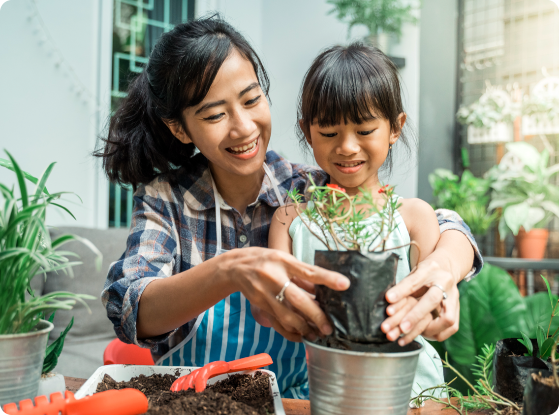 Mutter und Tochter bei der Gartenarbeit | Frühjahrsallergien