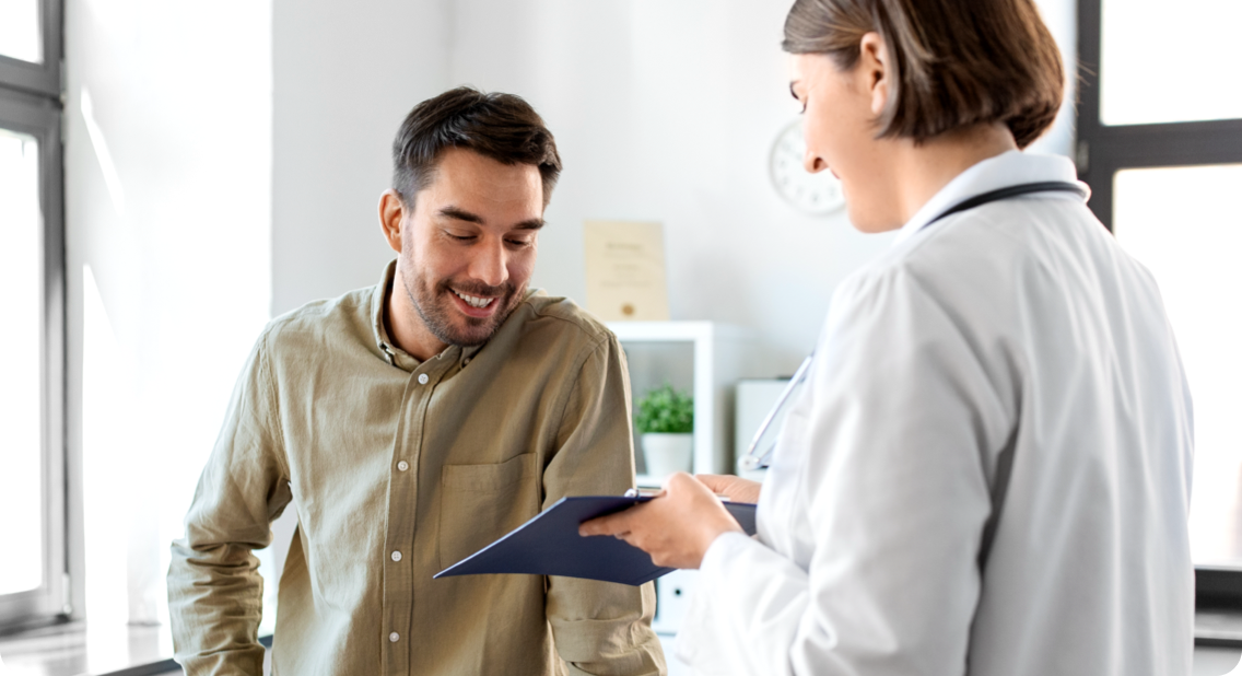 Arzt spricht mit männlichem Patienten - Winterallergien