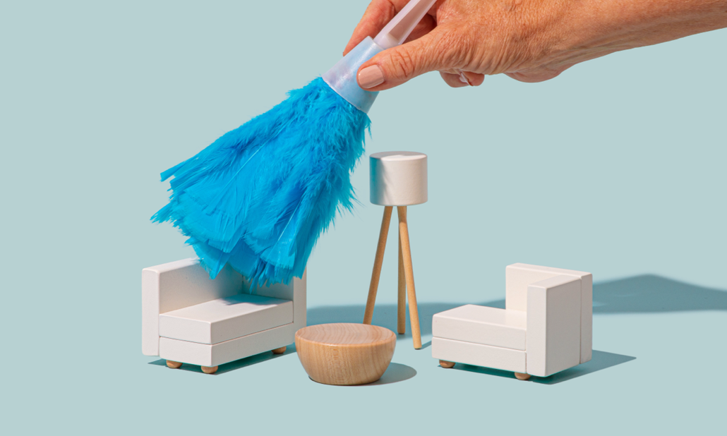 dusting a living room to prevent indoor allergies