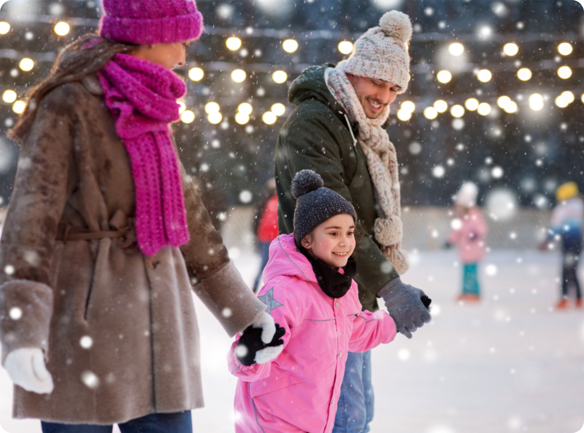 Familia patinando sobre hielo en invierno