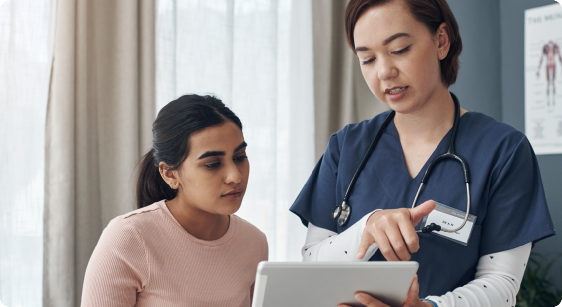 Médecin avec un patient 