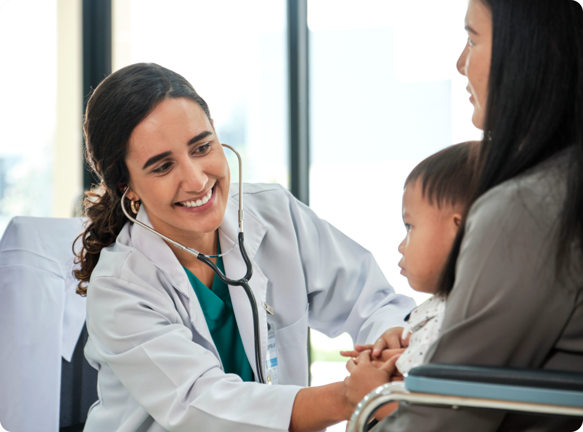 Médecin avec un enfant | Allergies d'automne