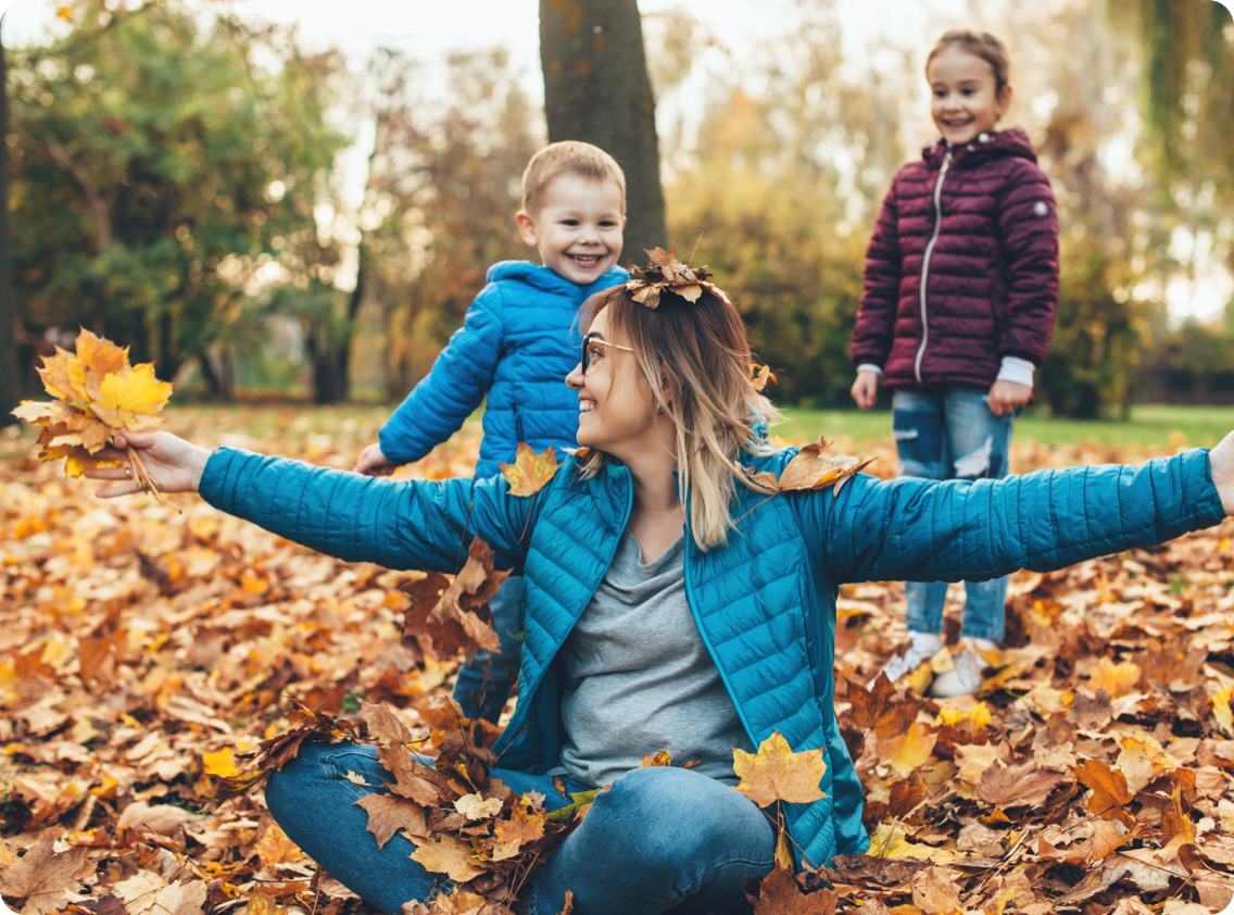 Famille jouant dans les feuilles