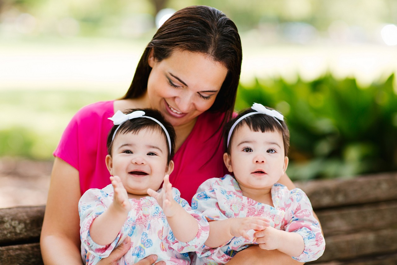 Mères et bébés dans le parc