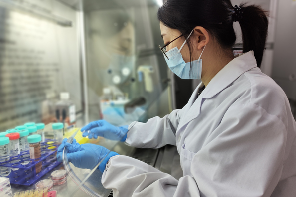 Zhang Yuanyuan in the lab